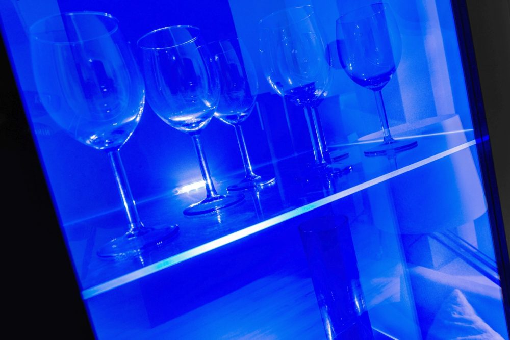 Alessandria Stehendes Display, Schwarz/Wotan LED-Beleuchtung Blau – Bild 4