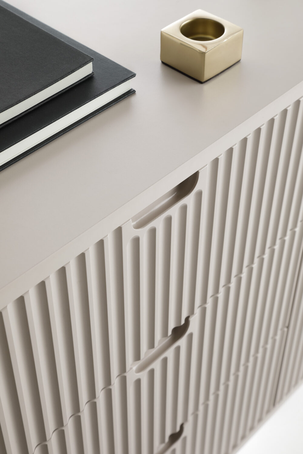 TV-Lowboard MORDEN – Kaschmir – Riffel-Fronten – Breite 168 cm, Höhe 56 cm, Tiefe 39 cm – Bild 8