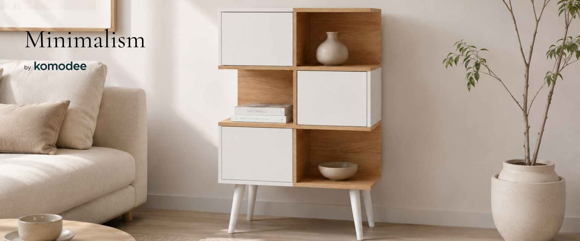 Minimalistisches Wohnzimmer mit beigem Sofa, hellem Holzregal mit weißen Fronten, Keramikdeko und großer Pflanze in neutralen Farben.