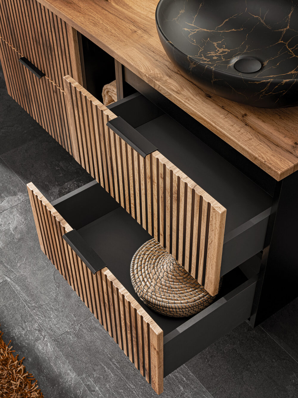 Hängeschrank unter dem Waschbecken mit Arbeitsplatte TILO – schwarzer Korpus – gefräste Fronten in Wotan-Eiche – 2 Schubladen – 60 x 60 x 46 cm – Bild 3