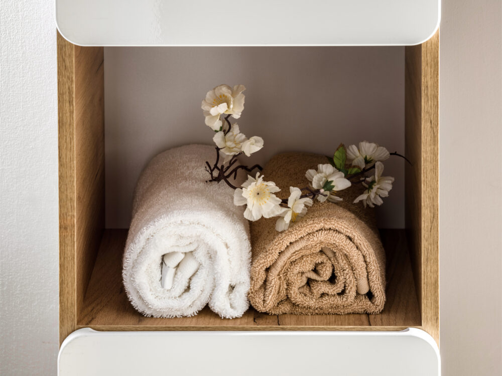 Hoher Badezimmer-Hängeschrank ARVIDA – Eiche – weiße Front – 2 Türen – abgerundete Ecken – 35 x 170 x 35 cm – Bild 12