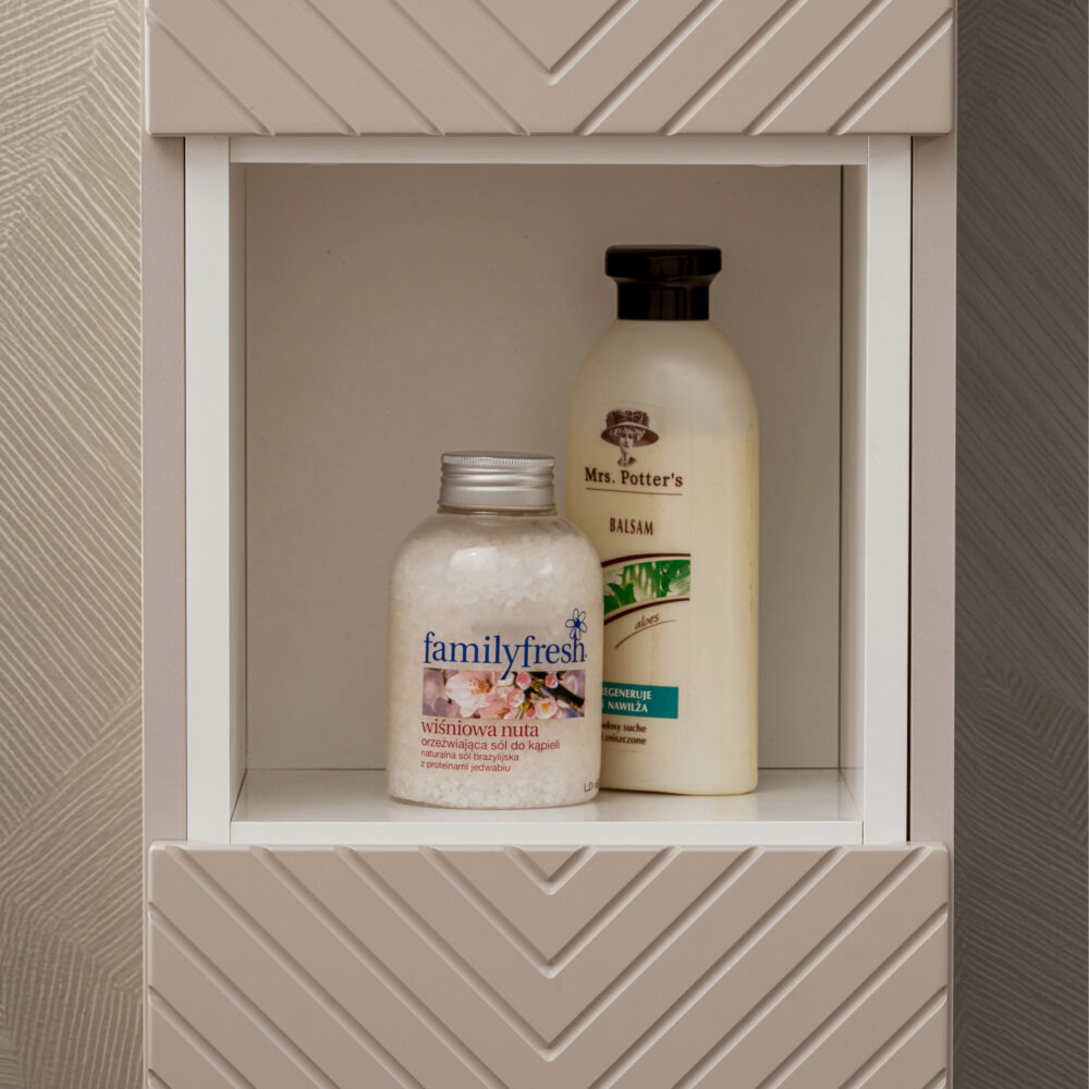 Hoher Badezimmer-Hängeschrank NALVIK – Kaschmir – 2 Türen – gefräste Fronten – 30 x 140 x 25 cm – Bild 6