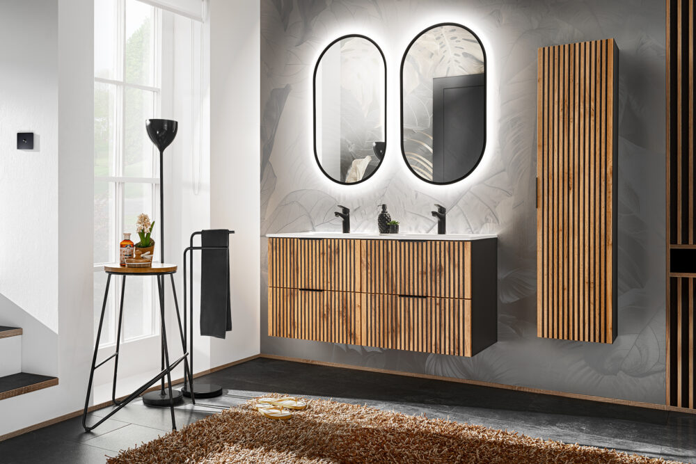 Hoher Badezimmer-Hängeschrank TILO – schwarzer Korpus – gefräste Fronten in Wotan-Eiche – 35 x 140 x 25 cm – Bild 4