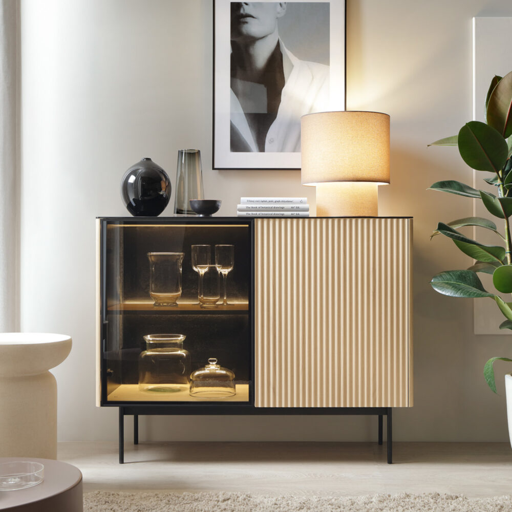 Kommode Olden – Vicenza-Eiche – mit Glastüren – 107 x 84 x 39 cm – Bild 2