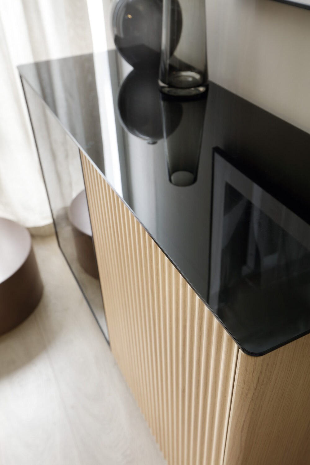 Kommode Olden – Vicenza-Eiche – mit Glastüren – 107 x 84 x 39 cm – Bild 6