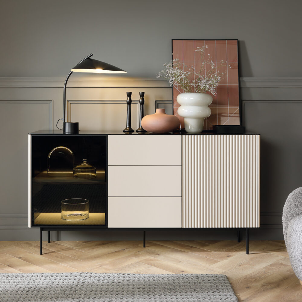 Kommode Olden – Kaschmir – mit Glastüren und 3 Schubladen – 157 x 84 x 39 cm – Bild 2