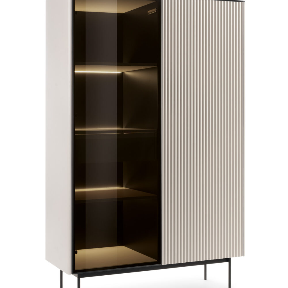 Vitrine Olden – Kaschmir – mit gefrästen Fronten und Schublade – 107 x 163 x 39 cm