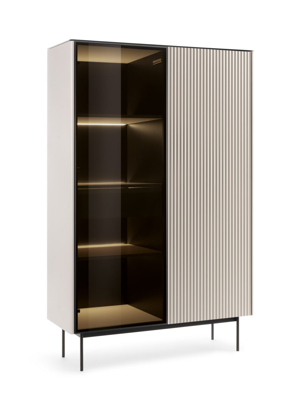 Vitrine Olden – Kaschmir – mit gefrästen Fronten und Schublade – 107 x 163 x 39 cm – Bild 1