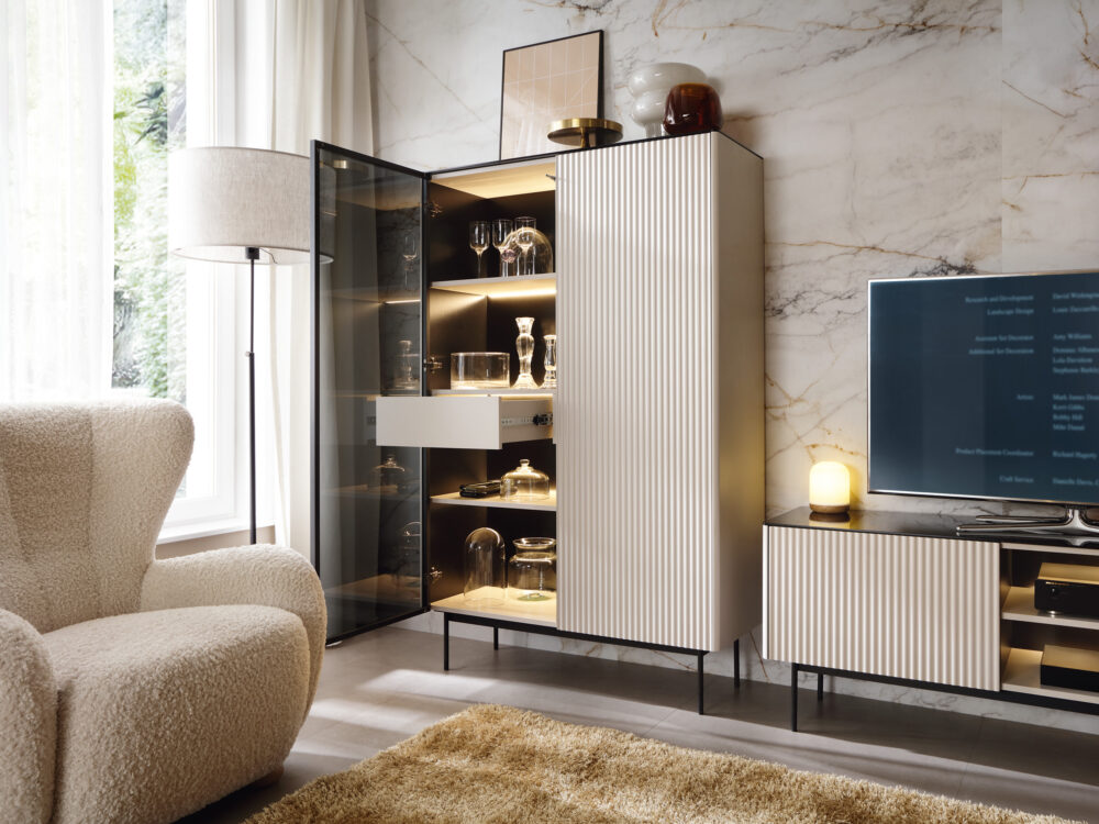 Vitrine Olden – Kaschmir – mit gefrästen Fronten und Schublade – 107 x 163 x 39 cm – Bild 6