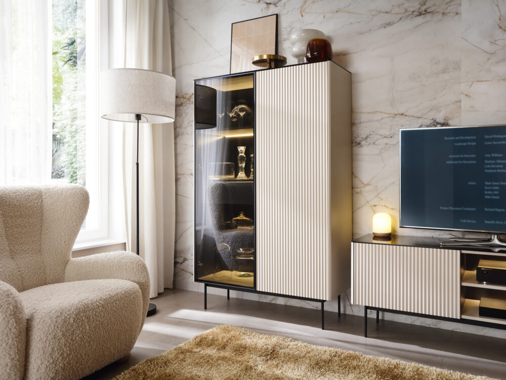 Vitrine Olden – Kaschmir – mit gefrästen Fronten und Schublade – 107 x 163 x 39 cm – Bild 8